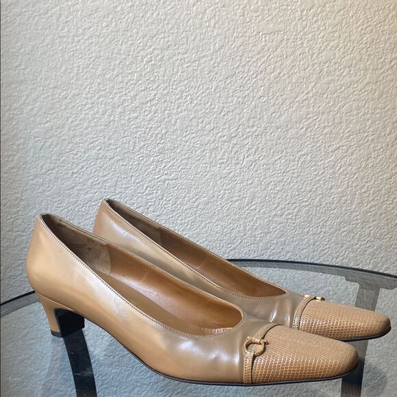 SALVATORE FERRAGAMO tan beige snake skin cap toe heel pumps shoes 7 1/2 narrow - Picture 1 of 9